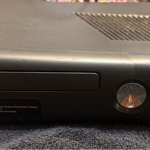 Xbox 360 Slim 250gb Console Bundle -Kinect , HDMI, And Original AV Cables 2012
